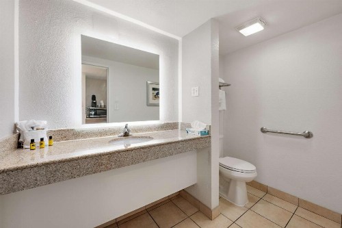 Best Western Plus Holiday Sands Inn & Suites - image 11