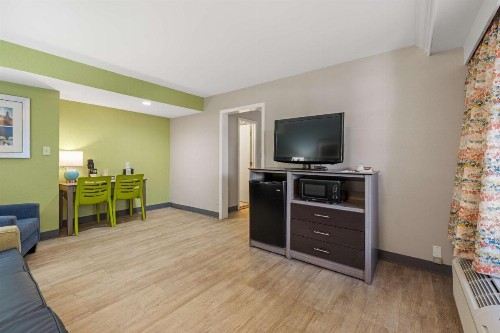 Best Western Plus Holiday Sands Inn & Suites - image 25