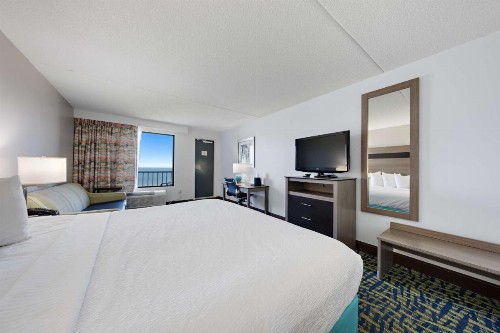 Best Western Plus Holiday Sands Inn & Suites - image 39