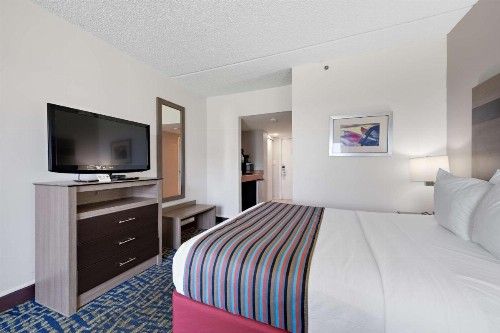 Best Western Plus Holiday Sands Inn & Suites - image 40