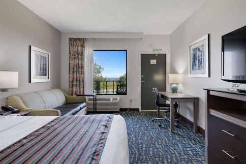 Best Western Plus Holiday Sands Inn & Suites - image 41