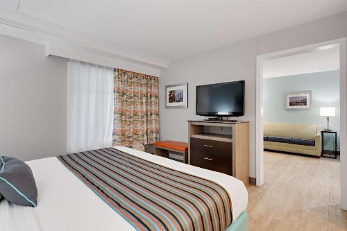 Best Western Plus Holiday Sands Inn & Suites - image 5