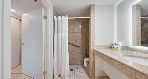 Best Western Plus Holiday Sands Inn & Suites - image 7