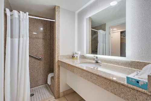 Best Western Plus Holiday Sands Inn & Suites - image 8
