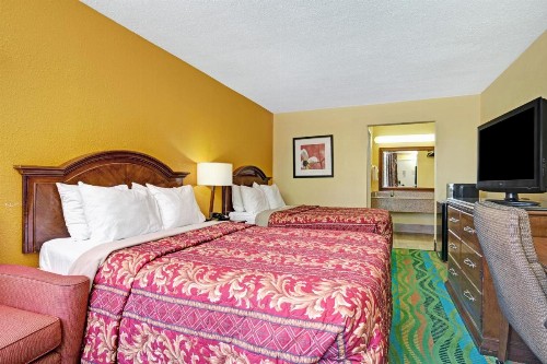 Days Inn by Wyndham Norfolk Military Circle - image 11