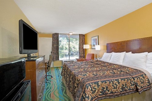 Days Inn by Wyndham Norfolk Military Circle - image 12