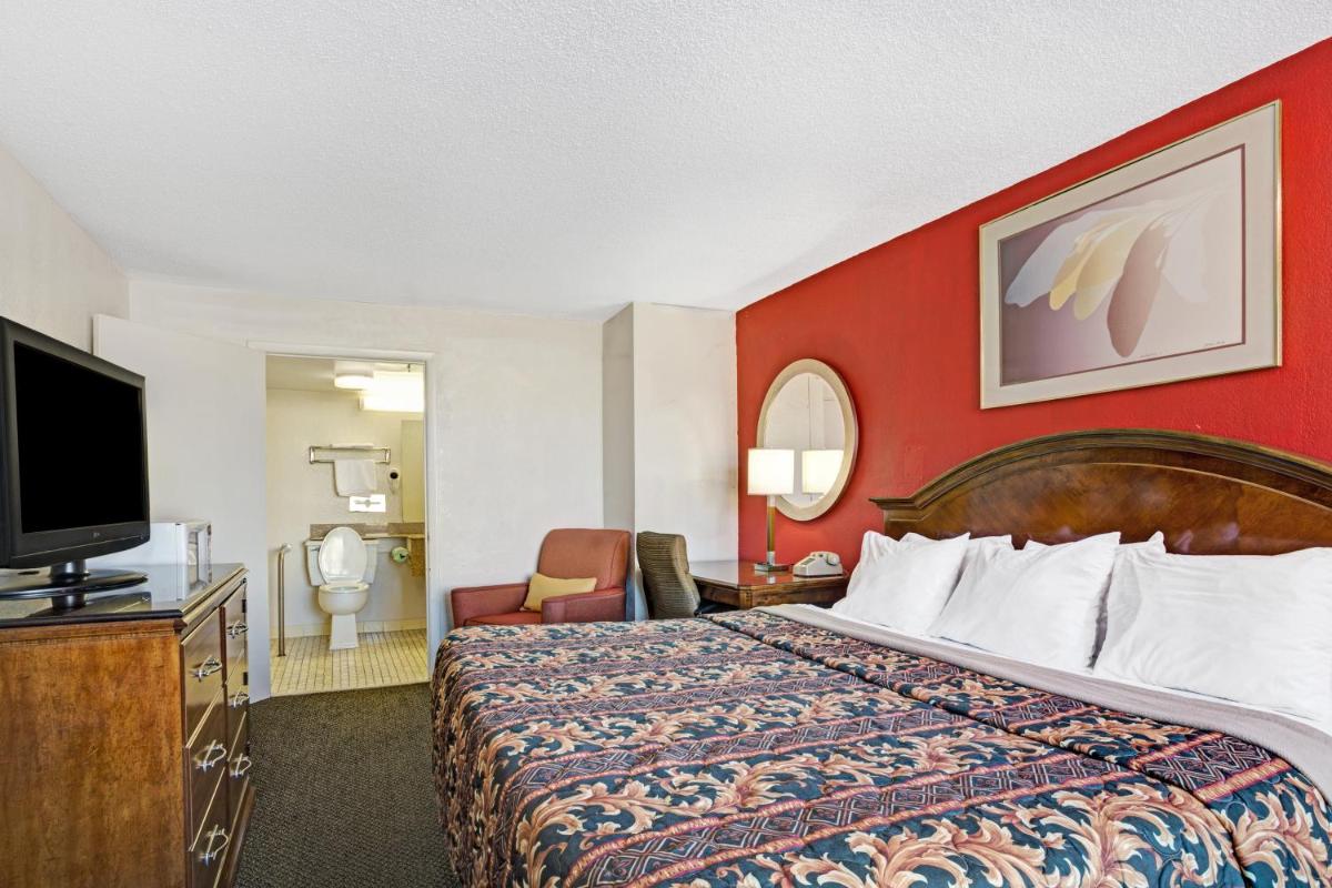Days Inn by Wyndham Norfolk Military Circle - image 2