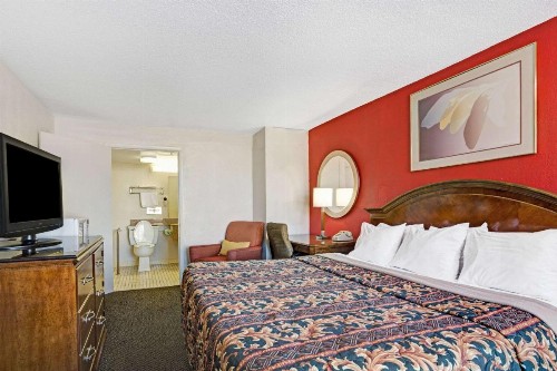 Days Inn by Wyndham Norfolk Military Circle - image 4
