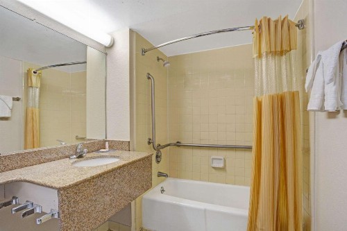 Days Inn by Wyndham Norfolk Military Circle - image 5