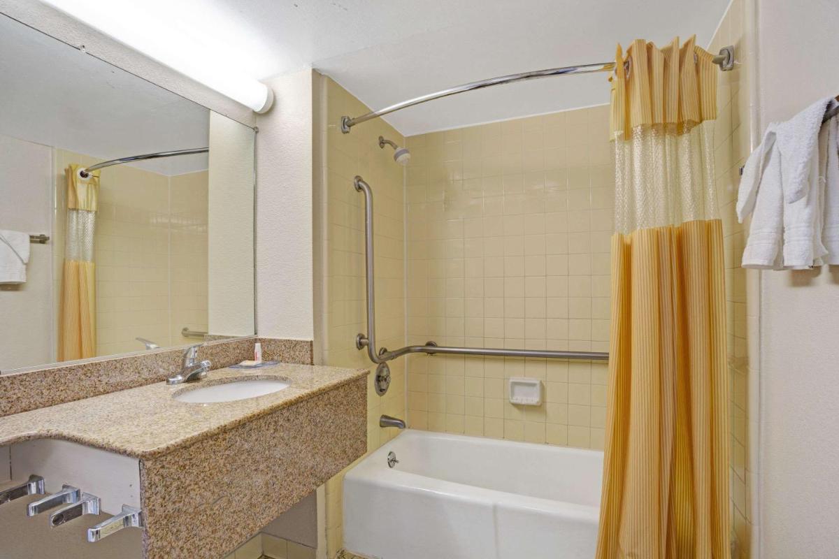 Days Inn by Wyndham Norfolk Military Circle - image 5
