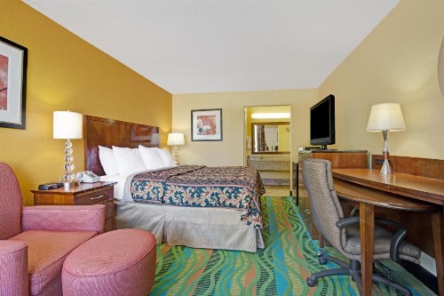 Days Inn by Wyndham Norfolk Military Circle - image 6