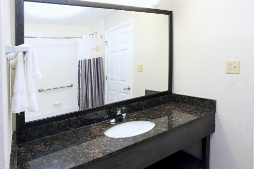 La Quinta by Wyndham Norfolk Airport - image 11