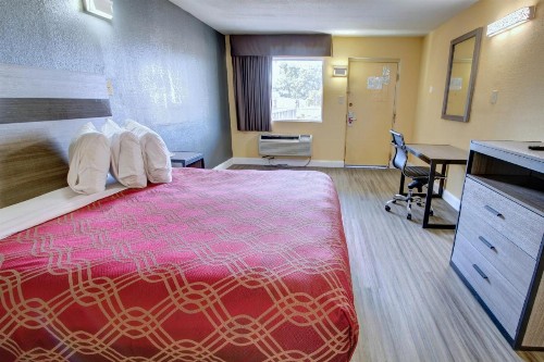 Econo Lodge On Military Highway