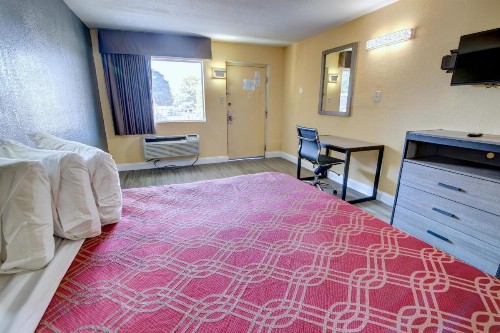 Econo Lodge at Military Circle - image 10