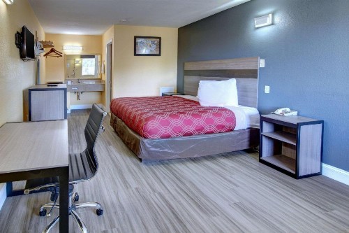 Econo Lodge at Military Circle - image 11