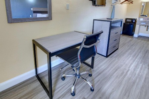 Econo Lodge at Military Circle - image 12