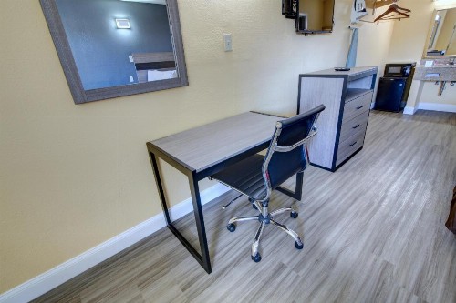 Econo Lodge at Military Circle - image 13