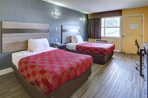 Econo Lodge at Military Circle - image 14