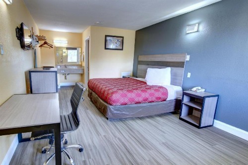 Econo Lodge at Military Circle - image 3