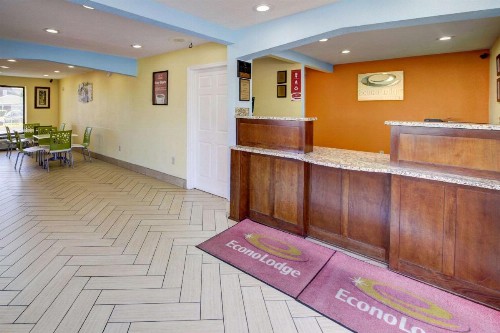 Econo Lodge at Military Circle - image 4