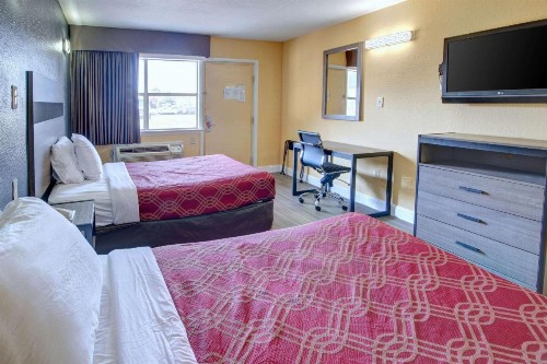 Econo Lodge at Military Circle - image 5