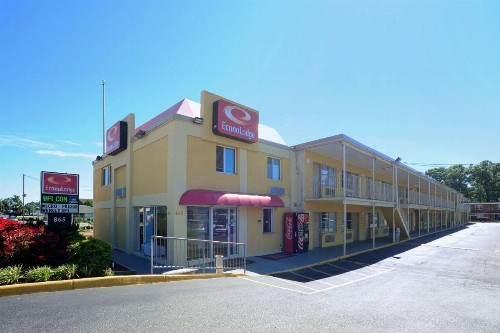 Econo Lodge at Military Circle - image 7