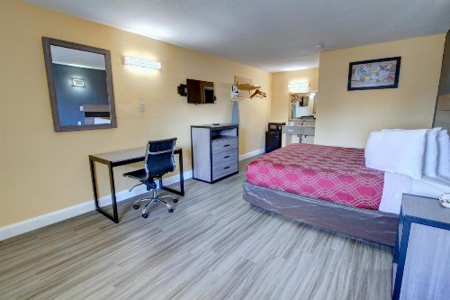 Econo Lodge at Military Circle - image 8