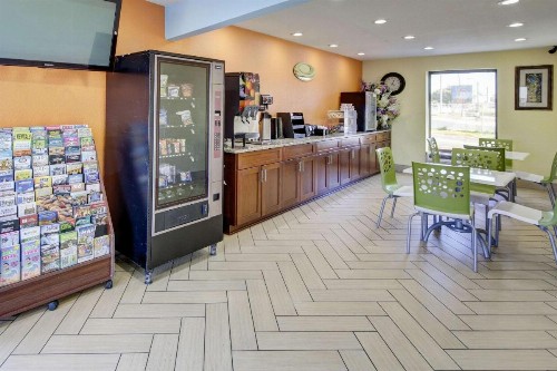 Econo Lodge at Military Circle - image 9