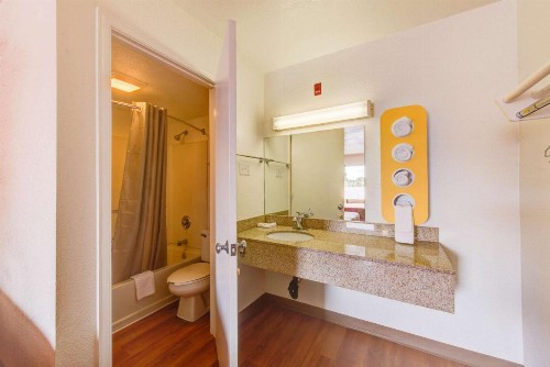 Motel 6-Norfolk VA - image 13