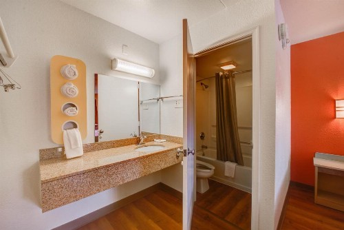 Motel 6-Norfolk VA - image 31