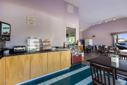 Econo Lodge Little Creek - image 10