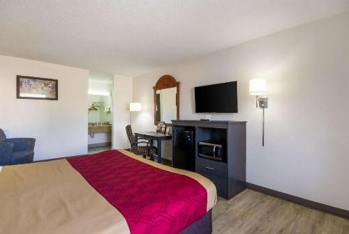 Econo Lodge Little Creek - image 14