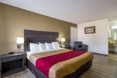 Econo Lodge Little Creek - image 17