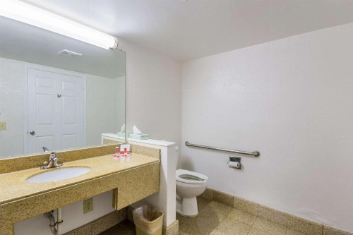 Econo Lodge Little Creek - image 7
