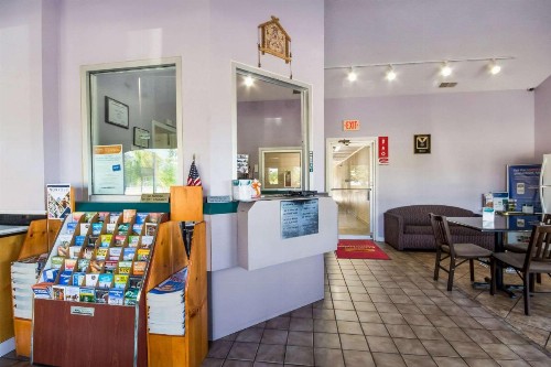Econo Lodge Little Creek - image 8