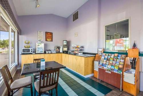 Econo Lodge Little Creek - image 9
