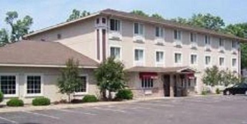 Budget Host Inn & Suites North Branch - image 1