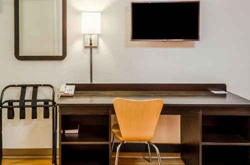 Motel 6-Charleston - North - image 2