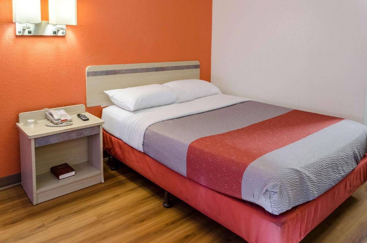 Motel 6-Charleston - North - image 3