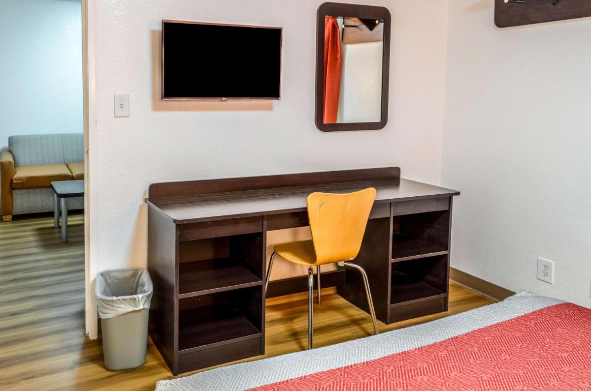 Motel 6-Charleston - North - image 4