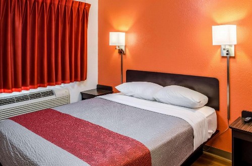 Motel 6-Charleston - North - image 6