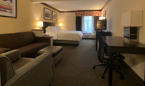 Holiday Inn Express Hotel & Suites Charleston-Ashley Phosphate an IHG Hotel - image 3