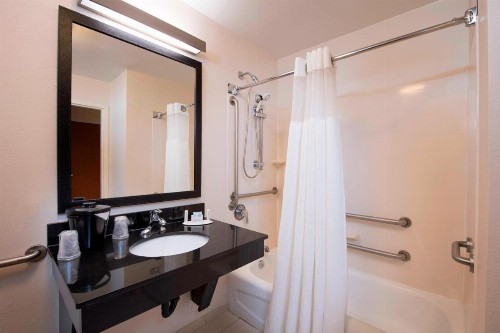 Fairfield Inn and Suites Charleston North/University Area - image 5