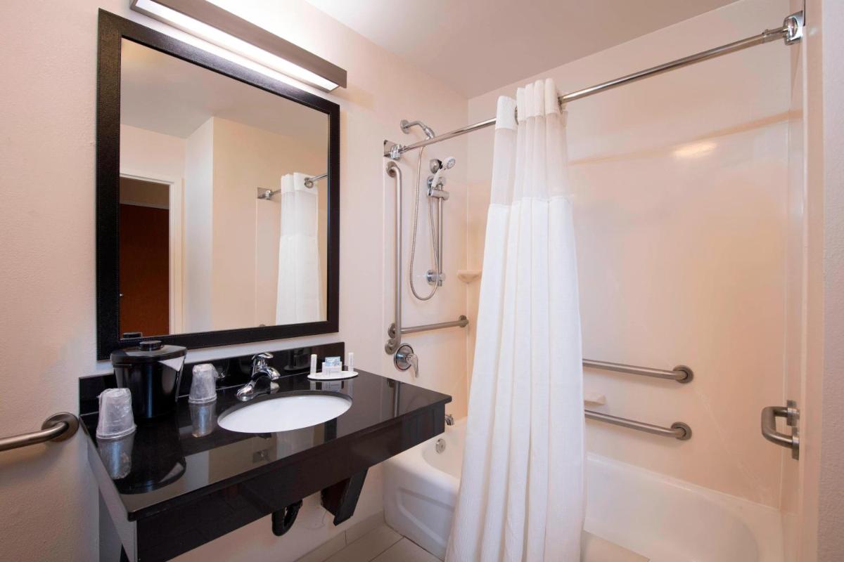 Fairfield Inn and Suites Charleston North/University Area - image 5