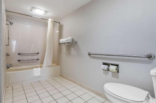 Econo Lodge North - image 10