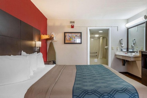 Econo Lodge North - image 9