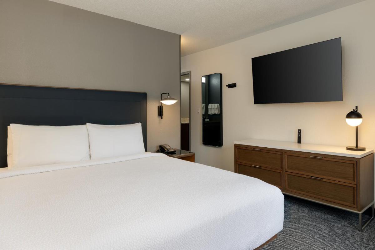 Courtyard by Marriott North Charleston Airport Coliseum - image 4
