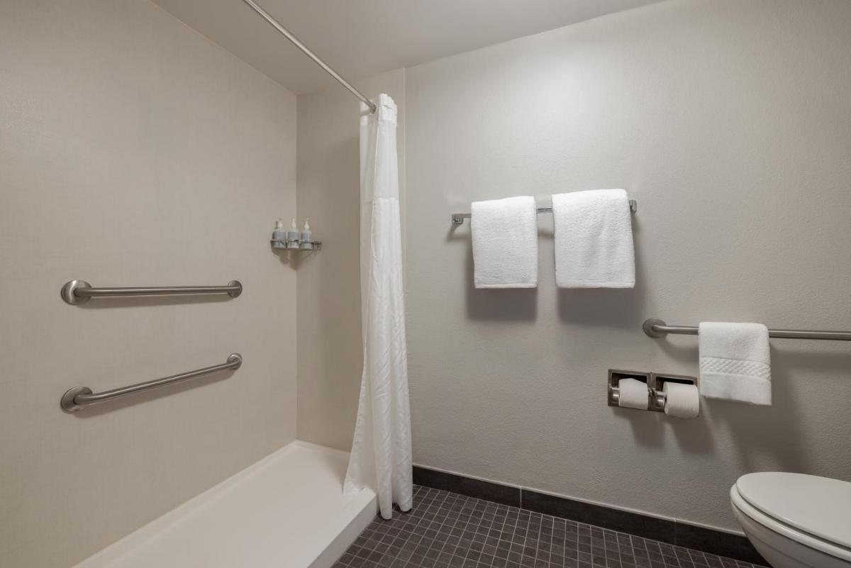 Courtyard by Marriott North Charleston Airport Coliseum - image 6