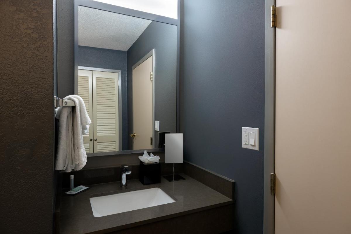 Courtyard by Marriott North Charleston Airport Coliseum - image 7