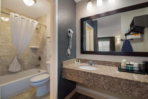 Quality Inn Coliseum - image 22